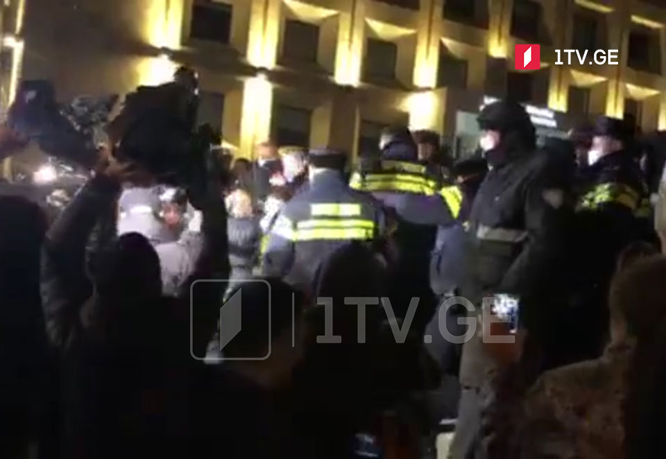 მთავრობის ადმინისტრაციასთან აქციაზე დაპირისპირება მოხდა, სამართალდამცველებმა ტერიტორიიდან რამდენიმე პირი გაიყვანეს [ვიდეო]