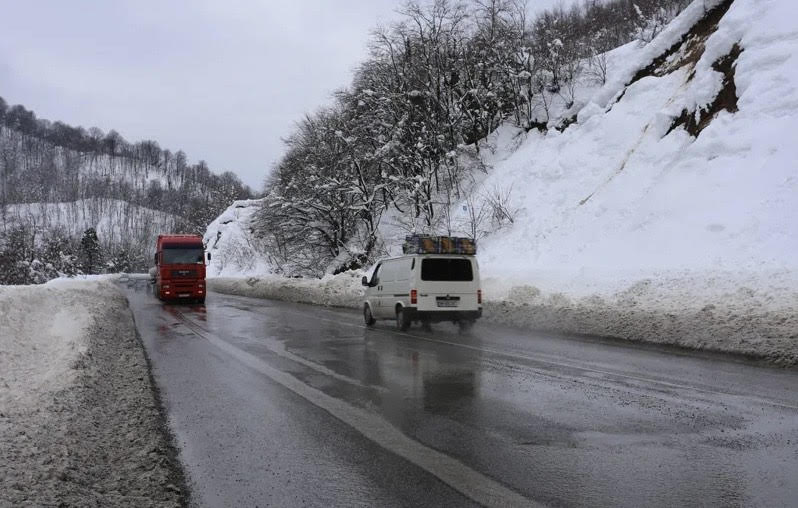 Tbilisiyə giriş yolunda nəqliyyatın hərəkti səbəstdir