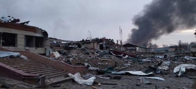 „ბიბისი“ - ლვოვში, იავორივის სამხედრო ბაზაზე რუსეთის ავიაიერიშების შედეგად ცხრა ადამიანი დაიღუპა, 57 კი დაშავდა