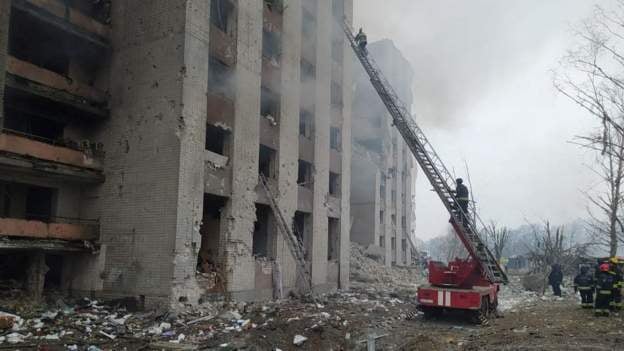 მედიის ცნობით, ჩერნიგოვში რუსეთის საოკუპაციო ჯარებმა 9-სართულიანი საცხოვრებელი კორპუსი დაბომბეს