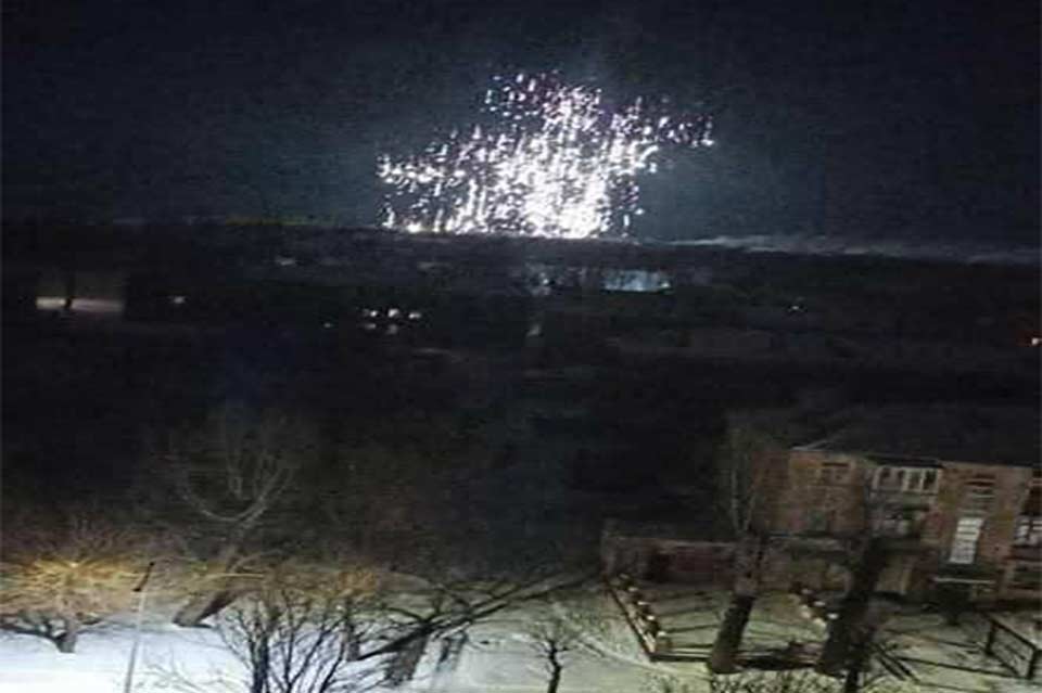 Medianın məlumatına görə, Rusiya işğalçı qüvvələri Luqansk rayonunda Popasnaya şəhərinin bombalanması zamanı fosforlu sursatdan istifadə etdi.