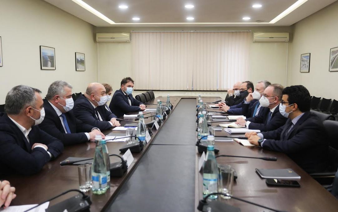 ირაკლი ქარსელაძე აზიის განვითარების ბანკის რეგიონულ დირექტორს შეხვდა