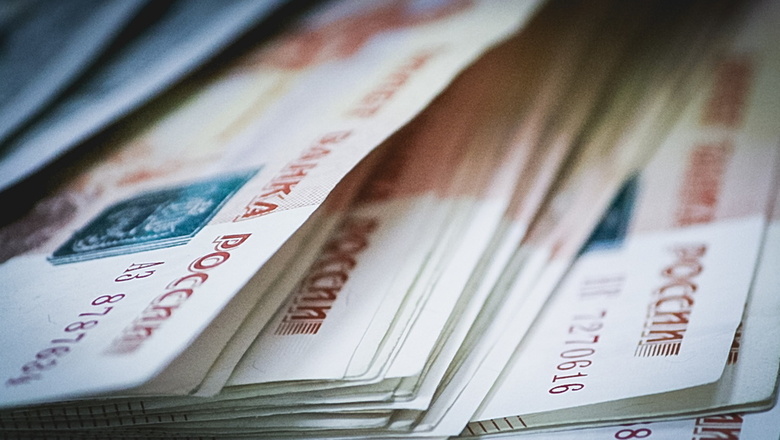 რუსეთის ცენტრალური ბანკის ინფორმაციით, თებერვალში ქვეყნის მოქალაქეებმა ბანკებიდან 1.2 ტრილიონამდე რუბლი გაიტანეს
