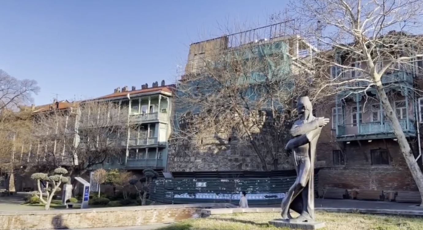 ბარათაშვილის ქუჩაზე, ისტორიულ გალავანთან მშენებარე სასტუმროს უკანონო სართულის დემონტაჟი მიმდინარეობს
