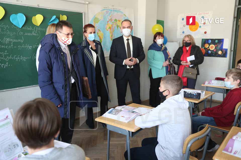 98-ე საჯარო სკოლაში, სადაც უკრაინელი ბავშვები სწავლობენ, უკრაინის ელჩის მოვალეობის შემსრულებელი  და განათლების მინისტრის მოადგილე იმყოფებოდნენ