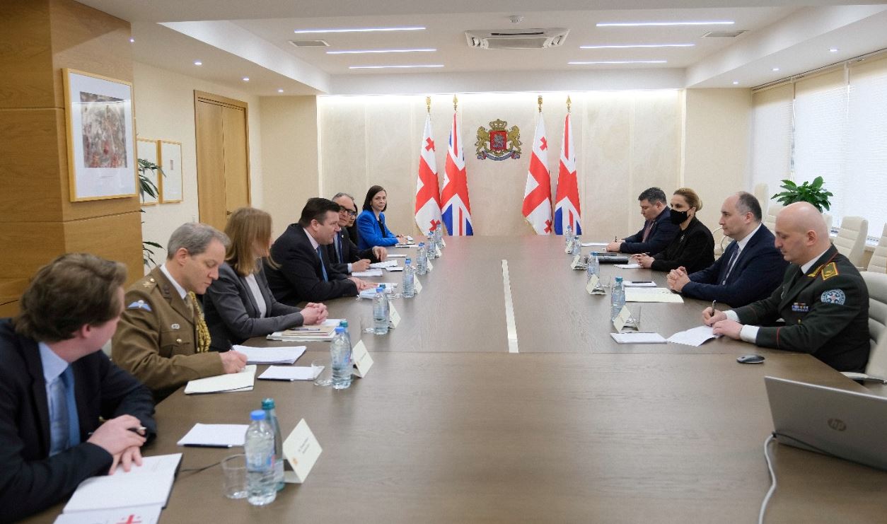 ჯუანშერ ბურჭულაძე ბრიტანეთის შეიარაღებული ძალების მინისტრ ჯეიმს ჰიპის შეხვდა