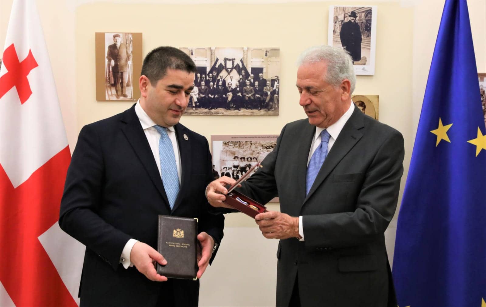 შალვა პაპუაშვილმა ყოფილ ევროკომისარ დიმიტრის ავრამოპულოსს, საქართველოს პრეზიდენტის სახელით, ღირსების ორდენი გადასცა