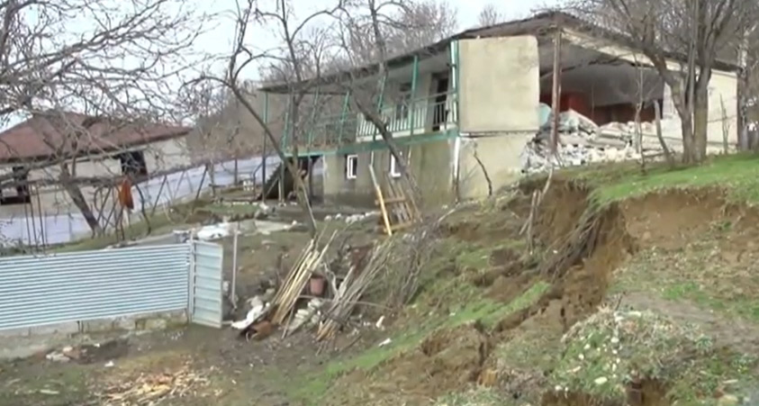 სოფელ ითხვისში, ნიადაგის ჩავარდნის გამო, 12 სახლი დაზიანდა