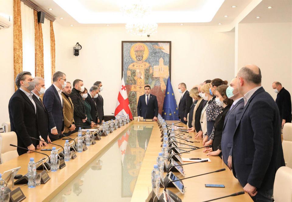 პარლამენტის ბიუროს სხდომაზე დეპუტატებმა ბუჩაში, ირპენსა და უკრაინის სხვა ქალაქებში დაღუპულებს წუთიერი დუმილით პატივი მიაგეს