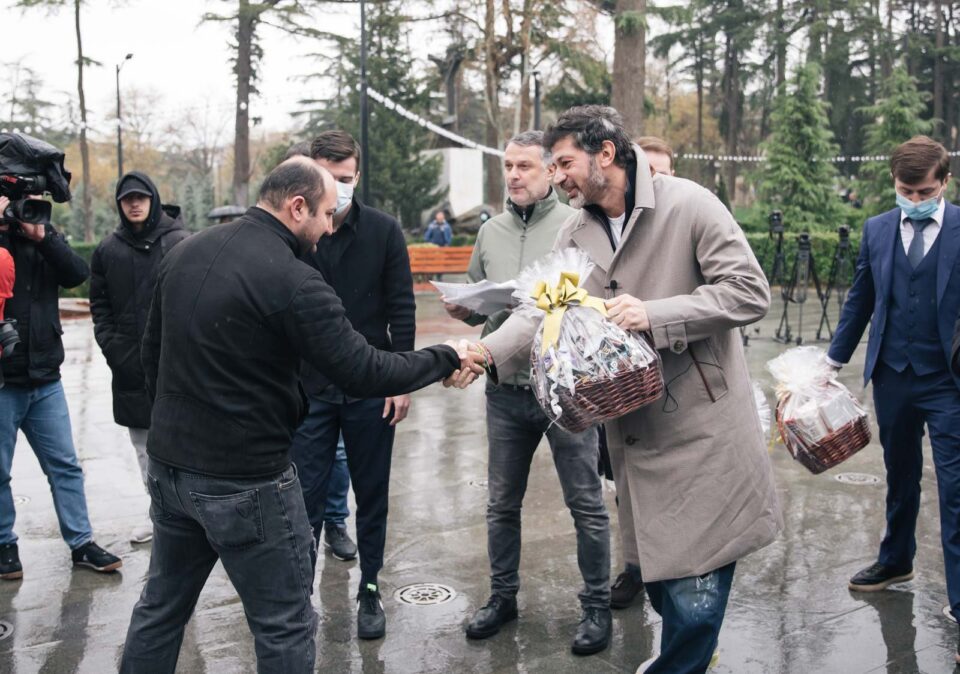 კახა კალაძემ 51 ოჯახს საკუთრების დამადასტურებელი მოწმობები გადასცა