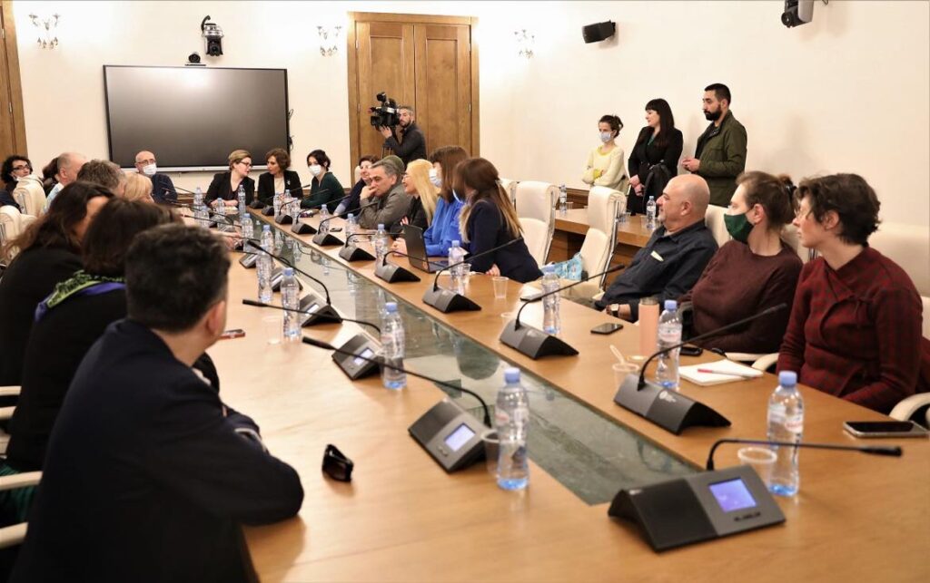 ოპოზიციონერი დეპუტატების ნაწილი პარლამენტში კულტურის სფეროს წარმომადგენლებს შეხვდა