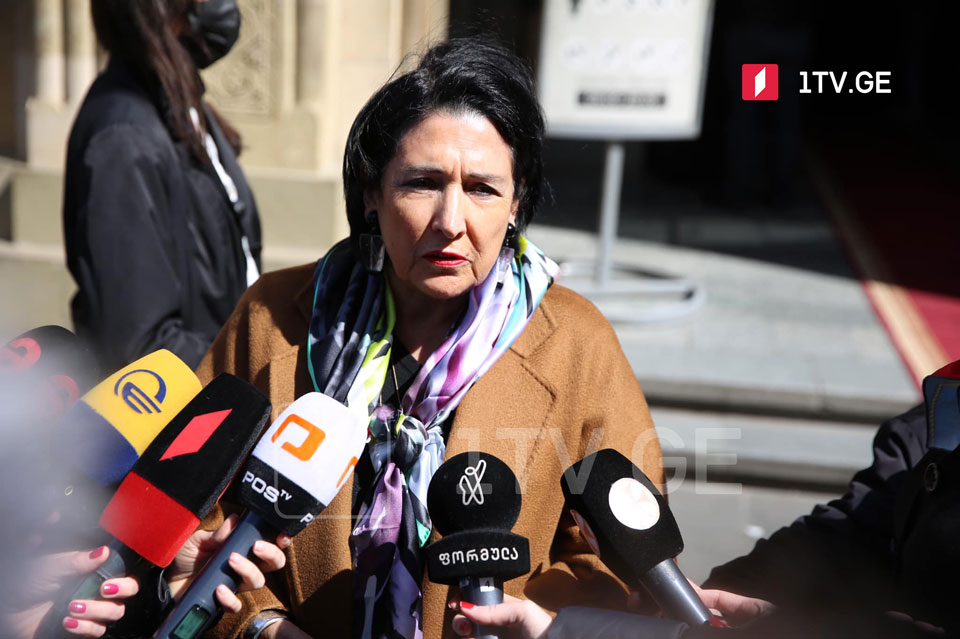 Salome Zurabişvili – Ukraynalı qardaşlarımızın arxasında durmalıyıq, bizim və Ukraynalılar arasında istənilən çart, yalnız və yalnız birinə xeyir vərəcək, bu Rusiyadır