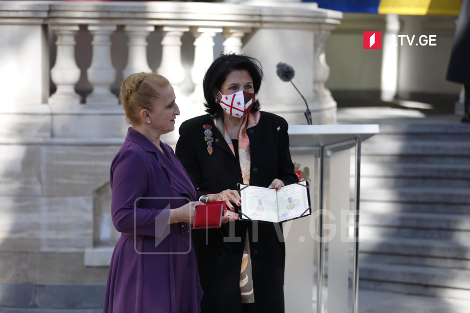 Salome Zurabişvili 9 Aprel iştirakçısı müğənni, Lela Vepxvadzeni “Şərəf” medalı ilə təltif etdi