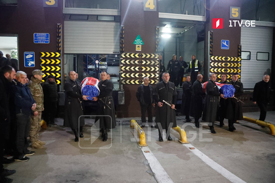 Ukraynada həlak olan iki gürcü döyüşçüsünü vətənə uğratdılar