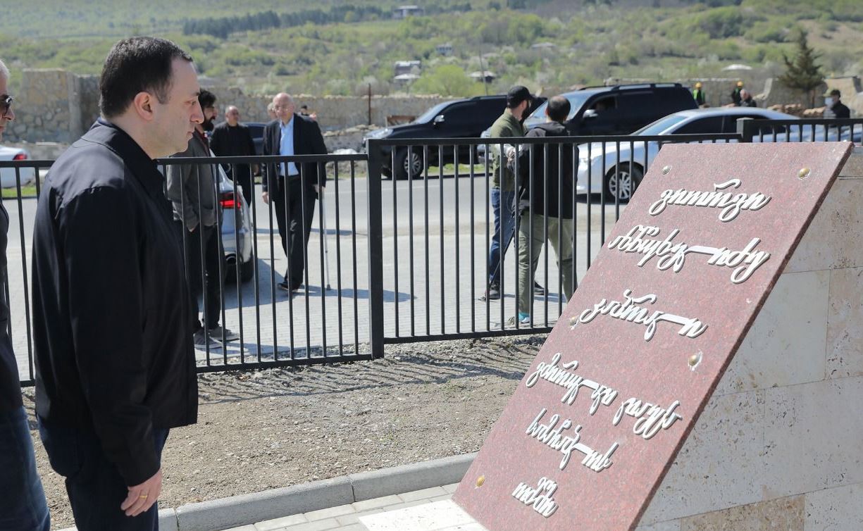 ირაკლი ღარიბაშვილმა ახმეტაში რეაბილიტირებული სკვერი და ტერიტორიული მთლიანობისათვის დაღუპულ მებრძოლთა მემორიალი მოინახულა
