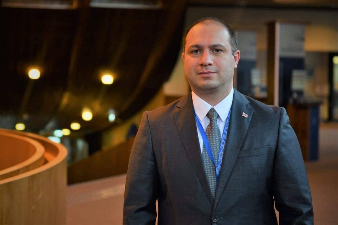 გივი მიქანაძე - საქართველო, რომლის ტერიტორიის 20 პროცენტი ოკუპირებულია, ყველაზე უკეთ გრძნობს რუსეთის მხრიდან უკრაინაში მიმდინარე სამხედრო აგრესიას, რაც ძირს უთხრის ევროპის უსაფრთხოებას