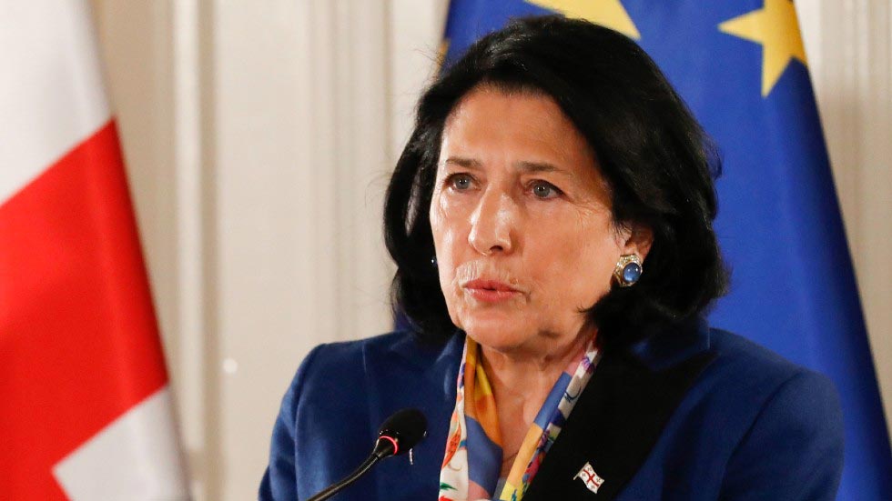 The Hill – სენატორ რენდ პოლის მოსაზრებას, რომ ნატო-ს გაფართოებისადმი აშშ-ის მხარდაჭერა პუტინის მიერ დასმული წითელი ხაზების გადაკვეთას ნიშნავს და პუტინის პროვოცირებას იწვევს, სალომე ზურაბიშვილმა ღიმილისმომგვრელი უწოდა