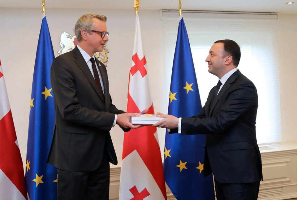 ირაკლი ღარიბაშვილმა კარლ ჰარცელს ევროკომისიის კითხვარის პირველი ნაწილი გადასცა
