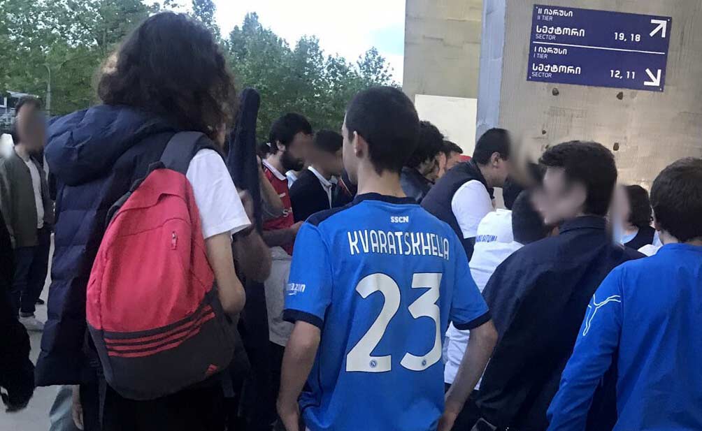 სავარაუდოდ, კვარაცხელია „ნაპოლიში“ 23 ნომრით ითამაშებს - ჯერ არ ჩარიცხულა, საქართველოში კი მისი იტალიური მაისურებით დადიან #1TVSPORT