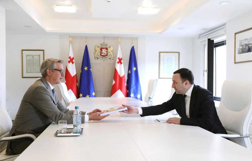 ირაკლი ღარიბაშვილმა კარლ ჰარცელს ევროკავშირის კითხვარის მეორე ნაწილი გადასცა