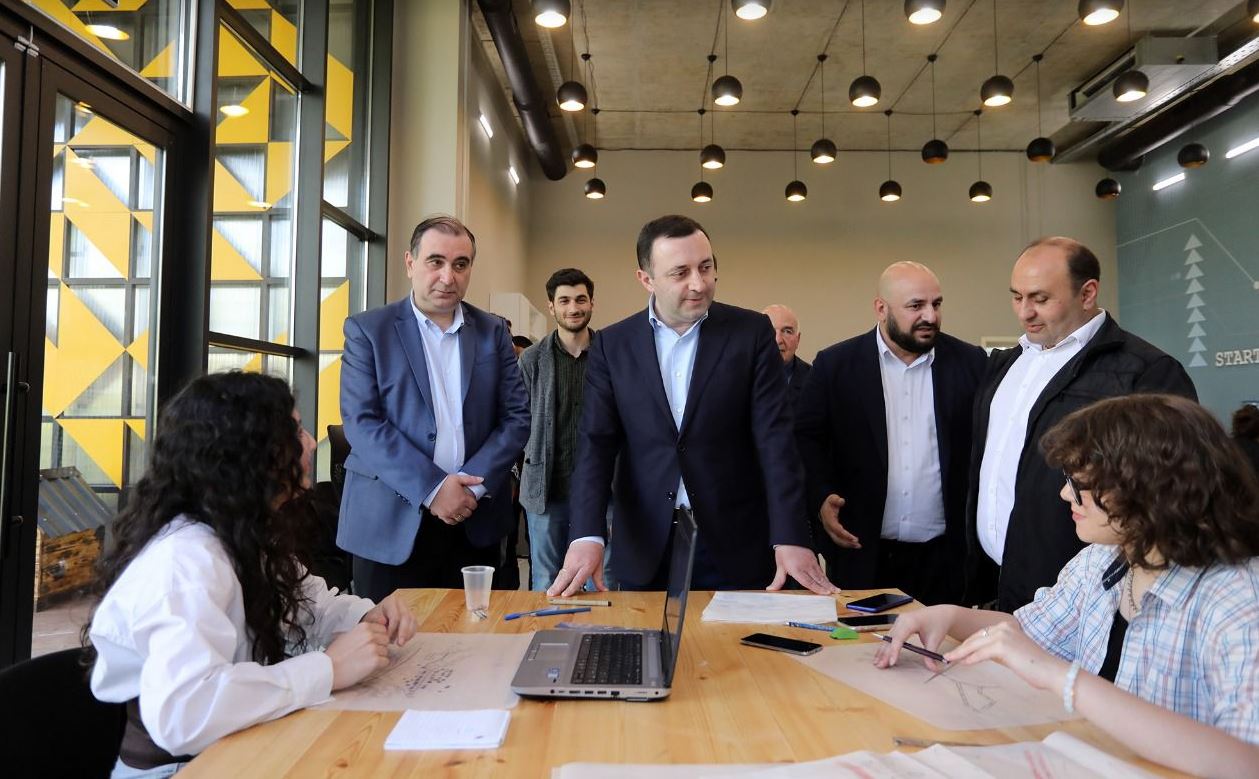 ირაკლი ღარიბაშვილი ოზურგეთის ტექნოპარკში სტარტაპერებს შეხვდა