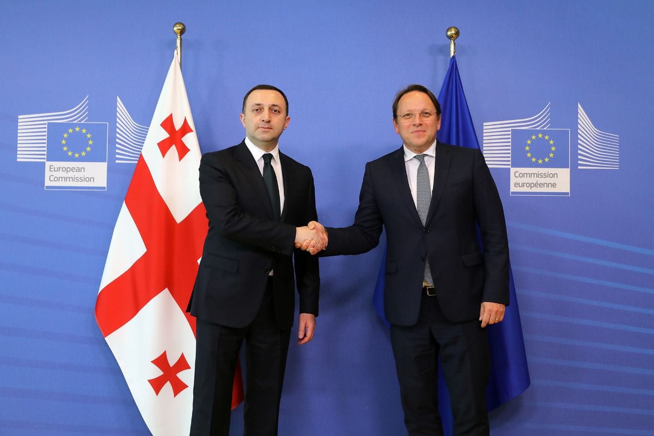 ბრიუსელში ვიზიტის ფარგლებში, ირაკლი ღარიბაშვილი ოლივერ ვარჰეის შეხვდა