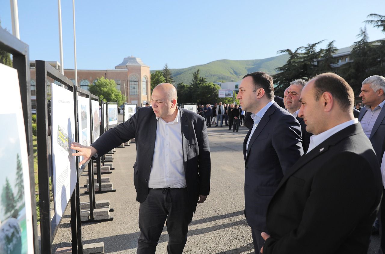 ირაკლი ღარიბაშვილი გორის ცენტრალურ გამზირზე მიმდინარე სარეაბილიტაციო სამუშაოებს გაეცნო, რომლის ღირებულებაც 14.4 მილიონი ლარია
