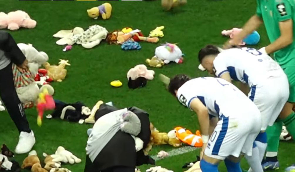 ბათუმელმა გულშემატკივრებმა მოედანი სათამაშოებით გაავსეს #1TVSPORT