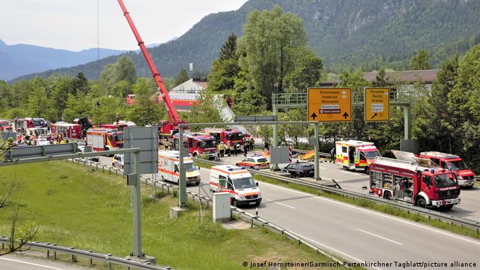 მედიის ინფორმაციით, გერმანიის სამხრეთ ნაწილში სამგზავრო მატარებელი ლიანდაგებიდან გადავიდა, დაიღუპა სამი ადამიანი, რამდენიმე კი დაშავდა