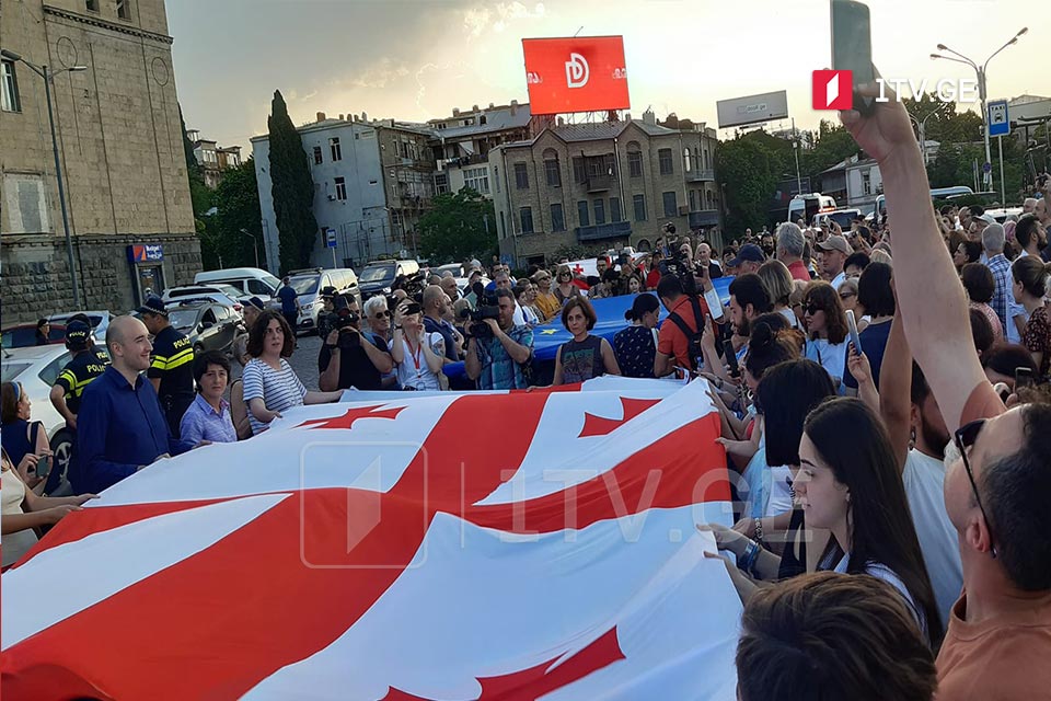 თბილისში, რესპუბლიკის მოედანზე აქცია სახელწოდებით - „ერთად ევროპისკენ“ გაიმართა