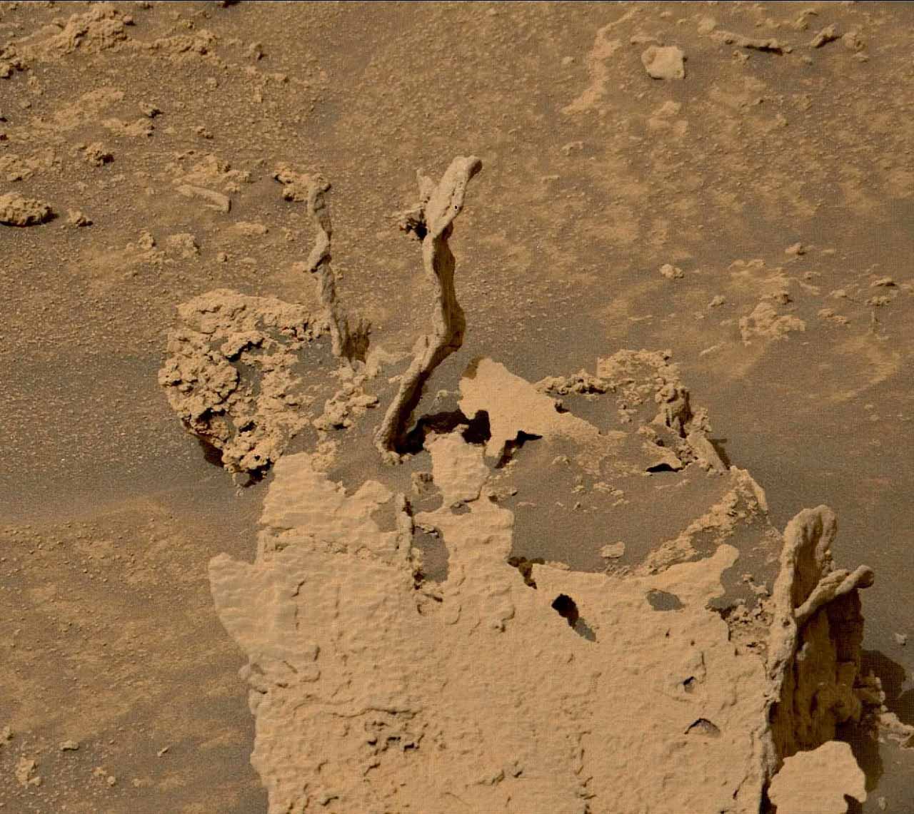 მავალმა Curiosity-მ მარსზე უცნაური, კოშკის მსგავსი, დაგრეხილი კლდოვანი წარმონაქმნები აღმოაჩინა — #1tvმეცნიერება