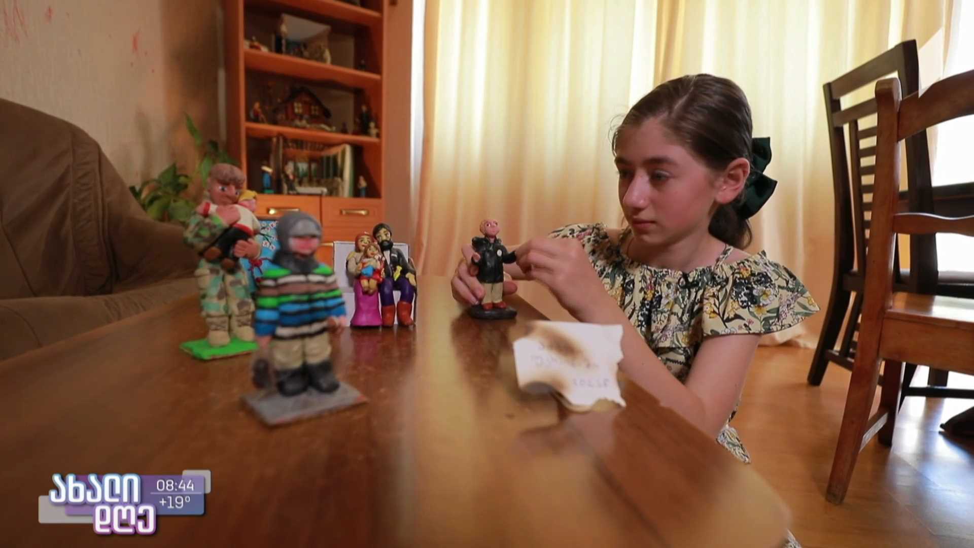 კიდევ ერთი ნიჭიერი მოზარდი, ქართული კინოგმირების სკულპტურებს ძერწავს