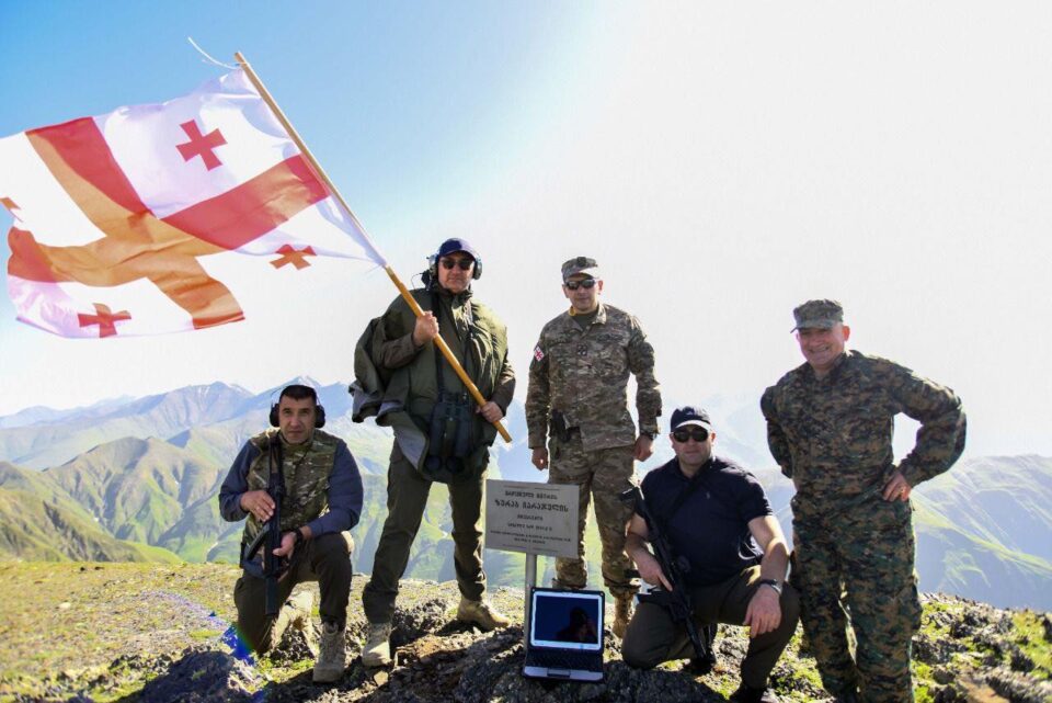თავდაცვის მინისტრმა დუშეთში, ეროვნული გმირის, ზურაბ იარაჯულის სახელობის მწვერვალზე მემორიალური დაფა განათავსა