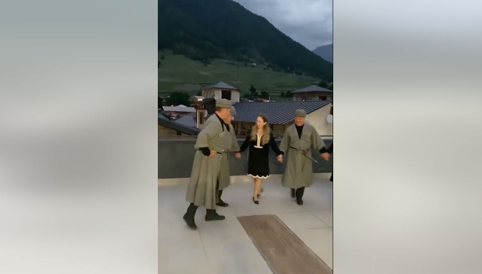 კელი დეგნანმა მესტიაში ანსამბლ „რიჰოსთან“ ერთად სვანური ცეკვა შეასრულა [ვიდეო]