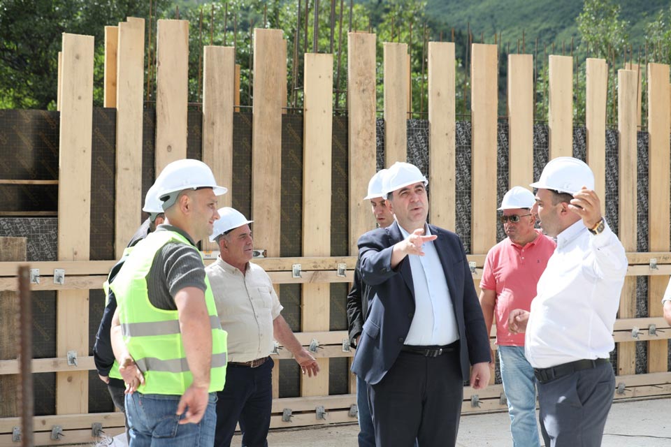 მიხეილ ჩხენკელმა აბასთუმანში მიმდინარე ახალი სკოლის სამშენებლო სამუშაოები დაათვალიერა
