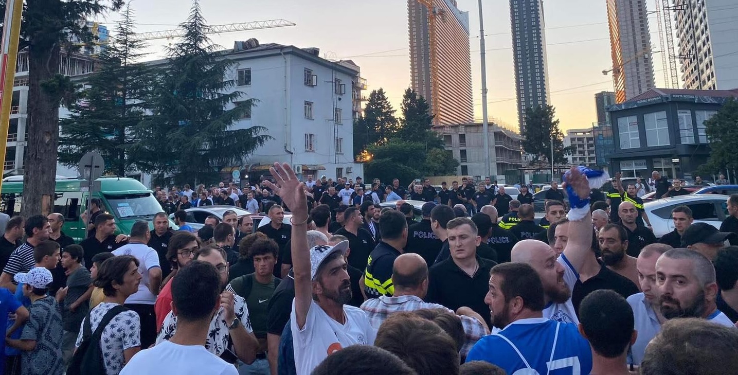 ბათუმში ფანებს შორის ინციდენტი მოხდა - „დინამოსა“ და „ლეხის“ დაპირისპირება ტრიბუნაზე და ქუჩაშიც მიმდინარეობდა [ვიდეო] #1TVSPORT