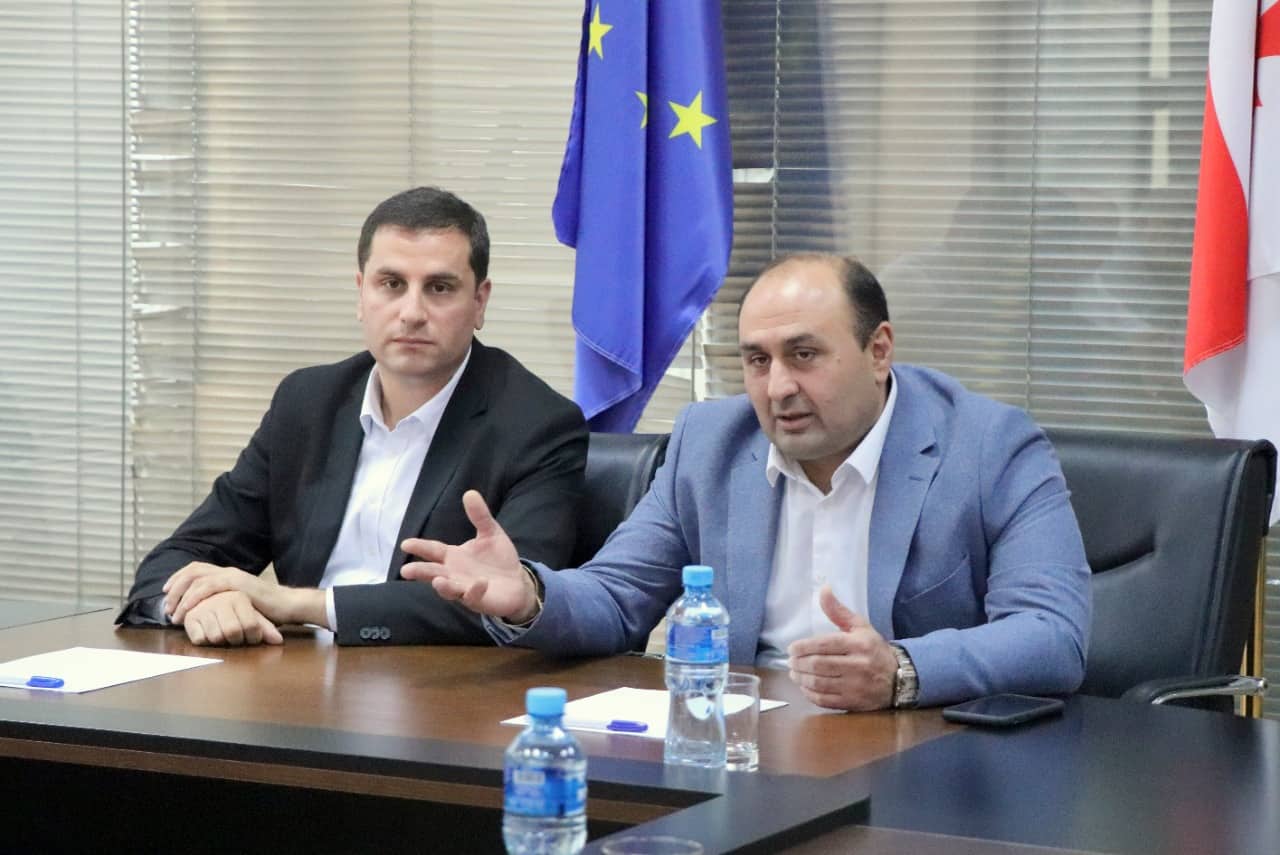 ლერი ბარნაბიშვილმა სამცხე-ჯავახეთის რეგიონის მუნიციპალიტეტების მერებთან და საკრებულოს თავმჯდომარეებთან სამუშაო შეხვედრა გამართა