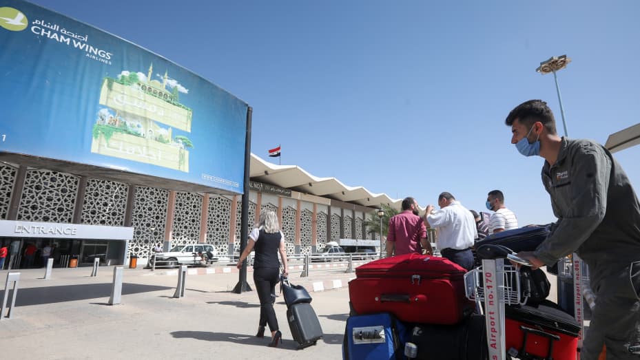 მედიის ცნობით, ისრაელმა დამასკოს საერთაშორისო აეროპორტსა და სირიის დედაქალაქის სამხრეთით მდებარე პოზიციებზე საჰაერო დარტყმები განახორციელა