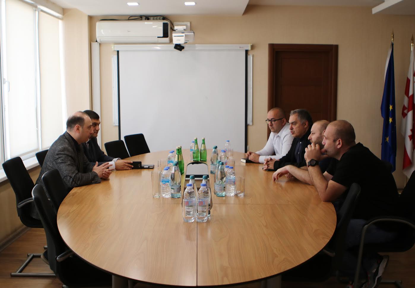 ფინანსთა მინისტრის მოადგილე მიხეილ დუნდუა სათამაშო ბიზნესის წარმომადგენლებს შეხვდა
