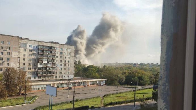 უკრაინული მედიის ცნობით, ლუგანსკის ოლქის ქალაქ ალჩევსკში, რუსული ძალების საწყობში აფეთქება მოხდა
