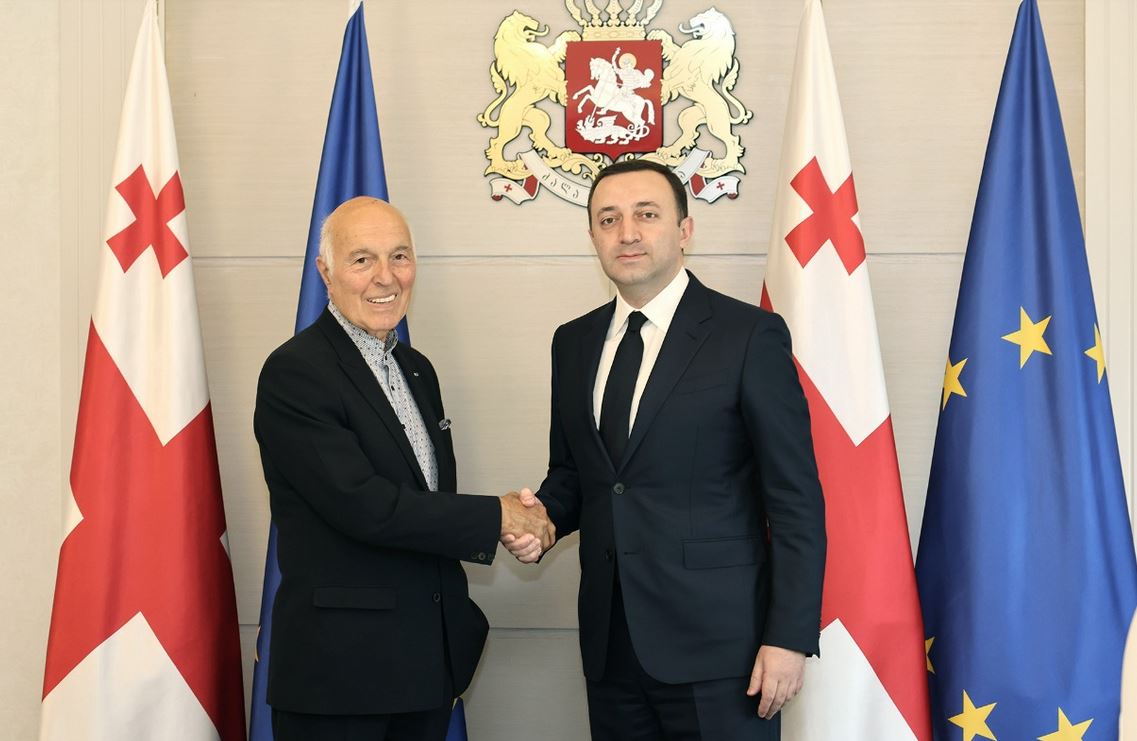 ირაკლი ღარიბაშვილი მოქანდაკე გუჯი ამაშუკელს შეხვდა