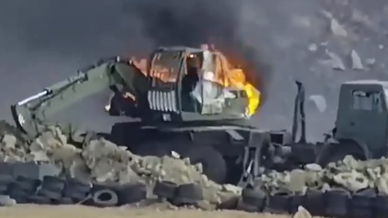 სომხეთის ხელისუფლებაში აცხადებენ, რომ აზერბაიჯანელმა სამხედროებმა სომხურ პოზიციაზე მომუშავე სამშენებლო ტექნიკას ცეცხლი გაუხსნეს, ბრალდებას უარყოფს აზერბაიჯანი