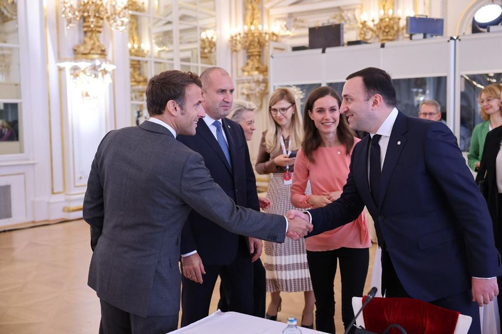 მთავრობის ადმინისტრაციის ინფორმაციით, პრაღაში, დისკუსიაზე, რომელსაც ირაკლი ღარიბაშვილი თავმჯდომარეობდა, გეოპოლიტიკურ ვითარებასა და უკრაინაში მიმდინარე სამხედრო მოქმედებებზე ისაუბრეს