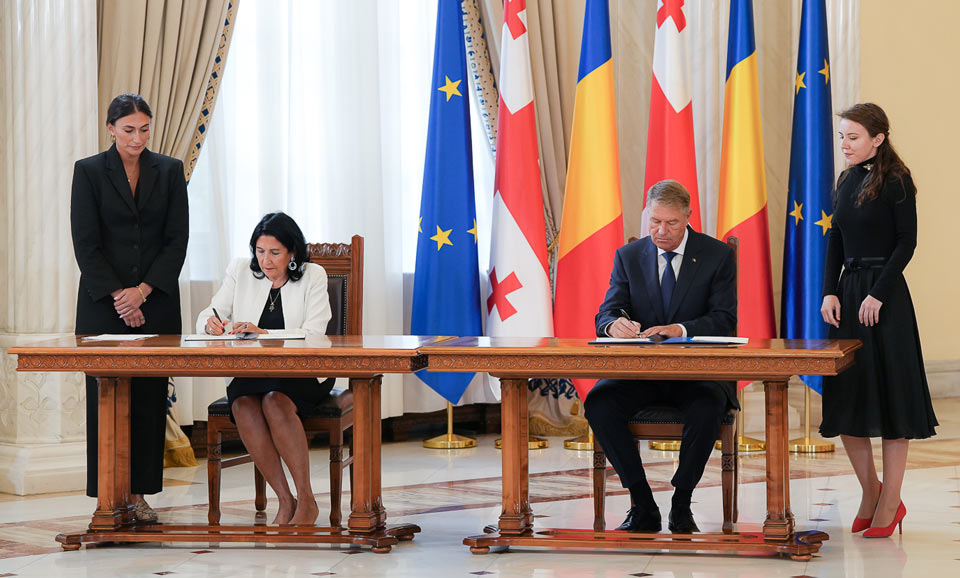 საქართველოს და რუმინეთის პრეზიდენტებმა სტარატეგიული თანამშრომლობის ჩამოყალიბების შესახებ დეკლარაციას მოაწერეს ხელი