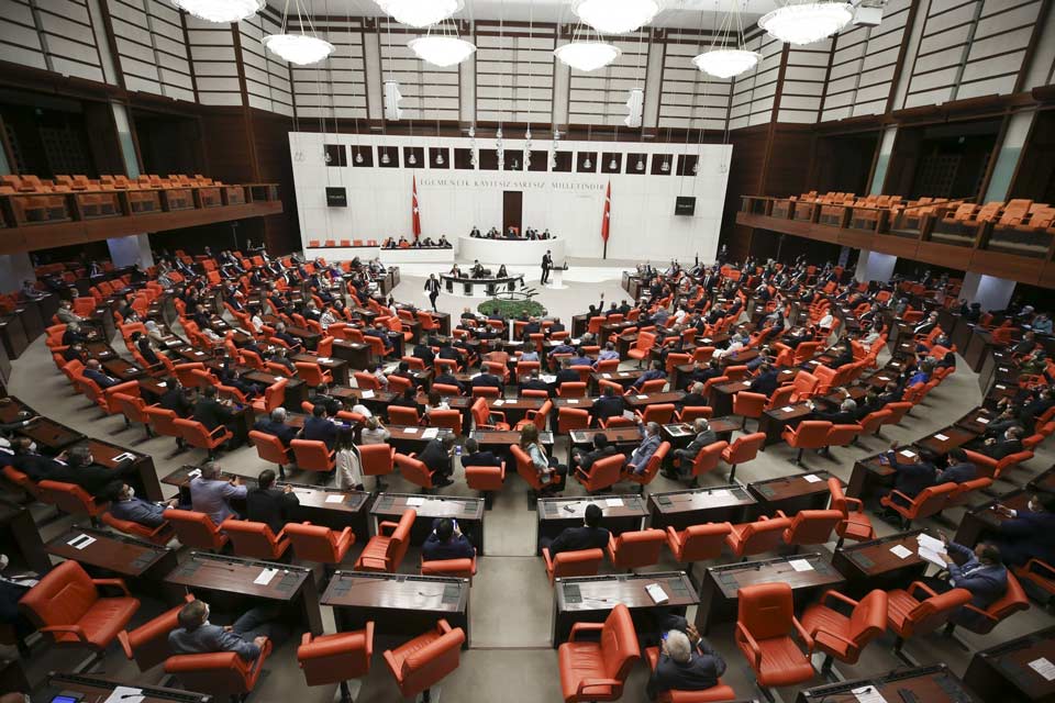 თურქეთის პარლამენტმა დაამტკიცა პრეზიდენტის მიერ წარდგენილი კანონი, რომელიც პრესასა და სოციალურ მედიაში დეზინფორმაციის გავრცელებისთვის პატიმრობას ითვალისწინებს