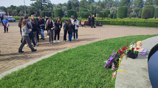 ვაკის პარკში დაღუპული მარიტა მეფარიშვილის ხსოვნას პატივი ახალგაზრდებმა ბათუმშიც მიაგეს