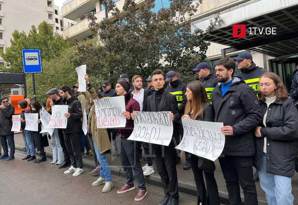 თბილისის მერიასთან საპროტესტო აქცია მიმდინარეობს