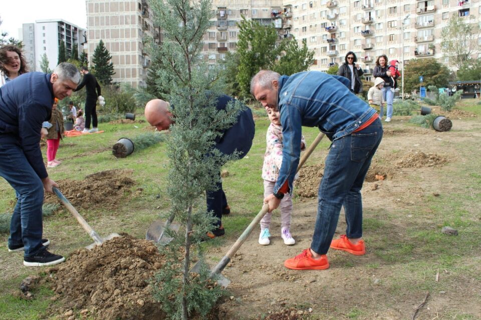 საბურთალოს რაიონის მაჟორიტარი დეპუტატისა და საბურთალოს რაიონის გამგეობის მხარდაჭერით, დიდ დიღომში გამწვანების აქცია მოეწყო