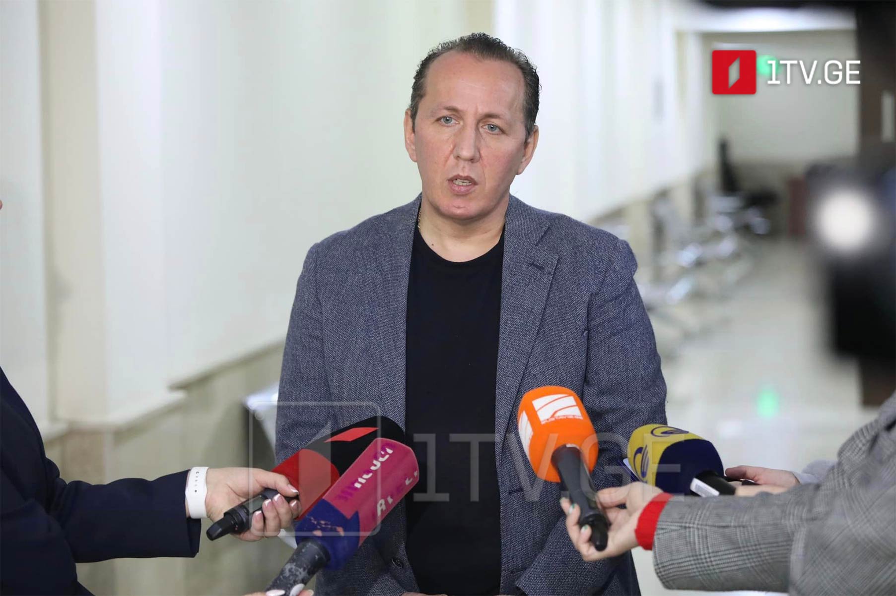 საქალაქო სასამართლო „ტვ პირველის“ ტელეწამყვანის წინააღმდეგ კახა კალაძის სარჩელის არსებით განხილვას დღეს იწყებს
