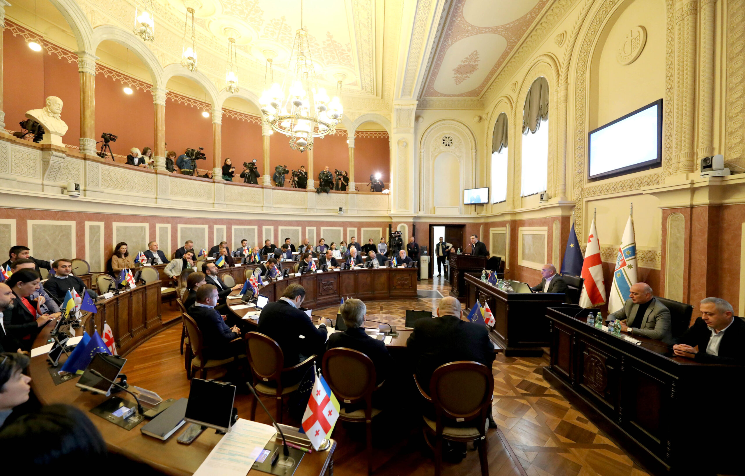 თბილისის საკრებულოს გადაწყვეტილებით, გმირ ჯუმბერ ბეთაშვილის და ქართველი სამხედროების ოჯახებს საცხოვრებელი ბინები სიმბოლურ ფასად გადაეცათ